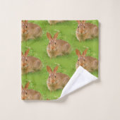 Couteau Bunny Chewing Greens sur le Golf Fairway (Gant de toilette)