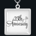 Coutume 25 Anniversaire Collier en argent<br><div class="desc">Le collier du 25e anniversaire personnalisé a les mots 25e anniversaire et un ensemble d'anneaux mariages en argent. Le cadeau parfait pour une femme de 25 ans.</div>