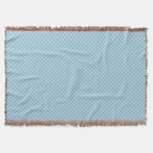 Couverture A light blue blanket with a subtle diamond pattern (Devant)