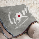 Couverture Alaska Home State Rustic Personnalisé<br><div class="desc">Montrez un peu de fierté de l'état d'accueil avec cette jolie couverture de jetons gris rustique avec "home" en écriture calligraphique blanche avec une carte silhouette de l'état de l'Alaska debout pour la lettre "O." Une illustration de coeur rose à l'intérieur de la carte d'état complète la conception; vous pouvez...</div>