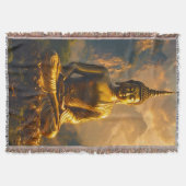 Couverture Bouddha assis doré sous un ciel de coucher de sole (Devant)