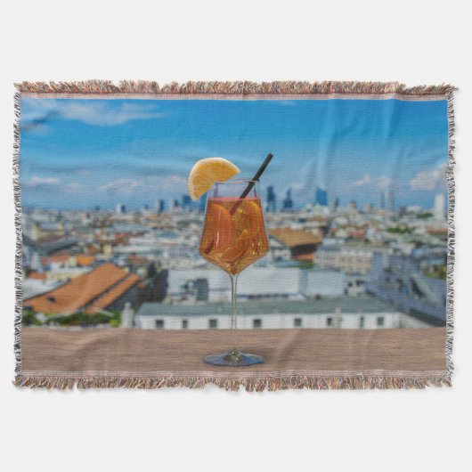 Couverture Cocktail Spritz sur une table avec vue sur Milan (Devant)