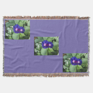 Couverture de jet avec les fleurs pourpres