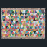 Couverture de lancer colorée à motifs géométriques<br><div class="desc">Chantez votre enfant intérieur avec cette couverture de lancer à motif triangulaire coloré et géométrique ! Le design rappelle celui d'une boîte de crayons, le gros type avec l'aiguiseur dans le dos ! C'est comme un rêve devenu réalité parce qu'il n'y a pas un pourboire cassé dans le bouquet !...</div>