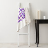 Couverture de sherpa à fleurs violettes/design. (En situation)