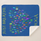 couverture de sherpa bleu YOGA avec coeur. "JUSTE (Devant (Horizontal))