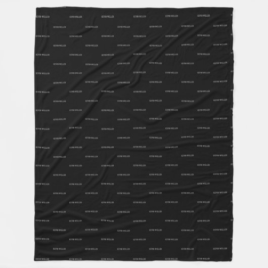 Couverture en polaire noire avec nom gris répétée (Devant)