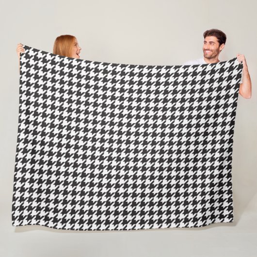 Couverture en polaire noire et blanche (En situation)