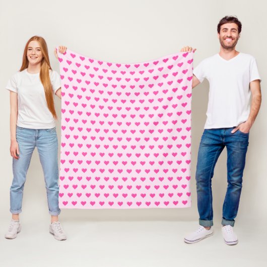 Couverture en polaire rose avec Coeurs (En situation)