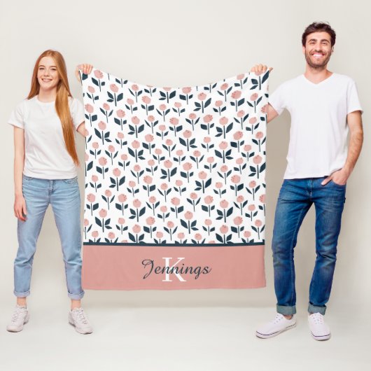 Couverture en toison fleurie monogramme (En situation)