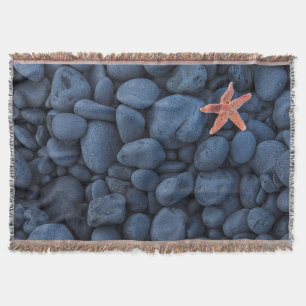 Couverture Étoiles de mer sur les roches noires le long de l
