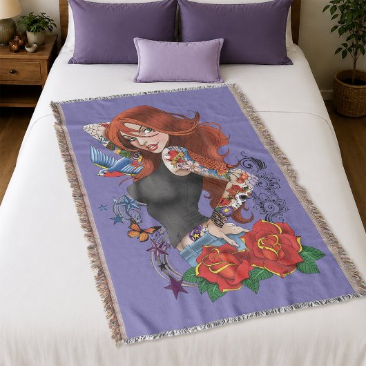 Couverture Femme rousse tatouée manches violet