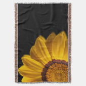 Couverture Fleur jaune sur arrière - plan noir (devant Vertical)
