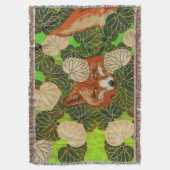 COUVERTURE FOX ROUGE PARMI LES FEUILLES VERTS ET LE FOLIAGE (devant Vertical)