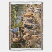 Couverture jetée de rivière avec des chiots et des (devant Vertical)