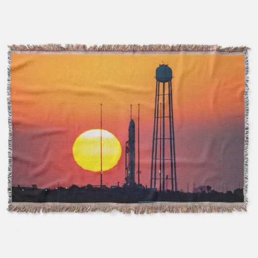 Couverture Lancement de la fusée Antares de la NASA au lever (Devant)