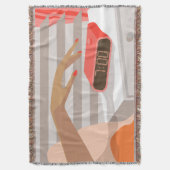 Couverture Main des femmes poussant le bouton snooze du révei (devant Vertical)