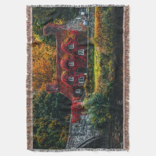 Couverture Maison de campagne avec vignes rouges Couvrant la (devant Vertical)