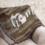 Couverture Michigan Home State Personnalisé Rustic Wood Look<br><div class="desc">Montrez un peu de fierté de l'état de la maison avec cette jolie couverture rustique en faux bois jetant "maison" en écriture calligraphique blanche avec une carte silhouette de l'état du Michigan debout pour la lettre "O." Une illustration de coeur rose à l'intérieur de la carte d'état complète la conception;...</div>