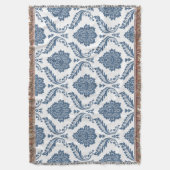 Couverture Motif Damassé Rococo Bleu sur Fond Blanc (devant Vertical)