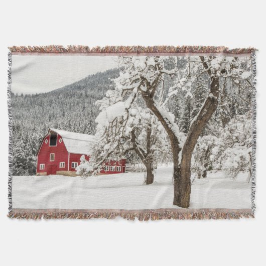 Couverture Neige fraîche sur grange rouge (Devant)