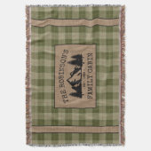 Couverture Nom de famille Cabine Arbres Sage Green Plaid Burl (devant Vertical)