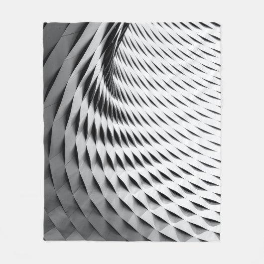 Couverture Polaire A curved facade covered in white latticework (Devant)