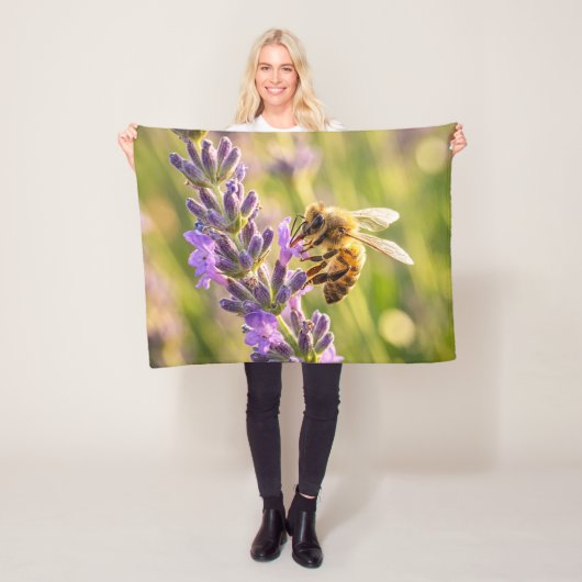 Couverture Polaire Abeille sur lavande (En situation)