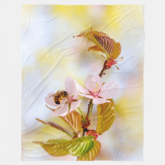 Couverture Polaire Abeille Sur Une Fleur De Cerise (Devant)