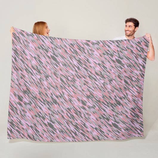 Couverture Polaire abstrait camouflage vert rose et gris (En situation)