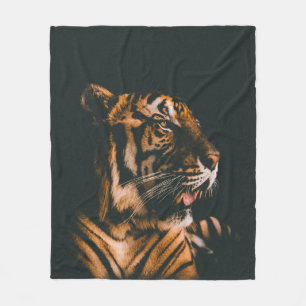 COUVERTURE POLAIRE ADULTE TIGER PRONE MENANT À L'INTÉRIEUR DE LA SALL