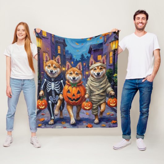 Couverture Polaire Akita Chiens Trick-or-Treating en costumes d'Hallo (En situation)