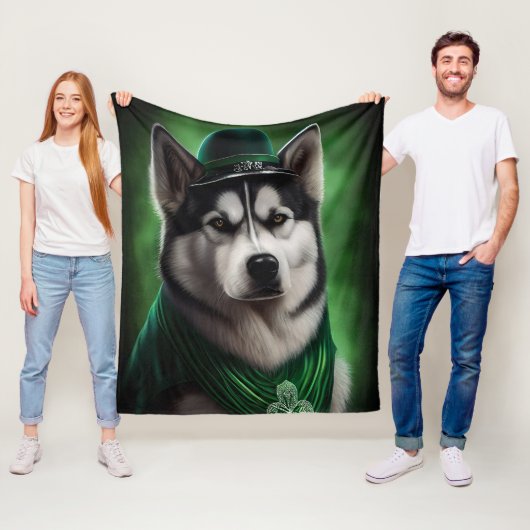 Couverture Polaire Alaskan Malamute chien en robe de fête St. Patrick (En situation)