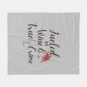 Couverture Polaire "Alimenté par le vin et le vrai crime" (Devant (Horizontal))