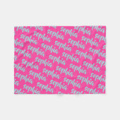 Couverture Polaire Aqua bleu nom personnalisé script bold rose chaud (Devant (Horizontal))