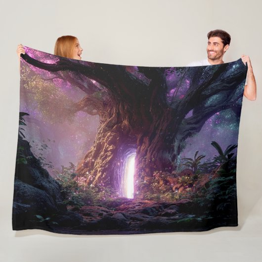 Couverture Polaire Arbre Enchanté Surréaliste Avec Portail Lumineux (En situation)