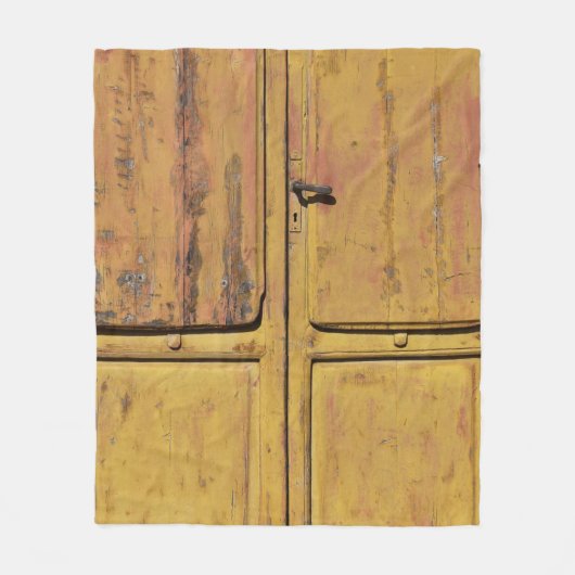 Couverture Polaire Armoire en bois marron fermé (Devant)