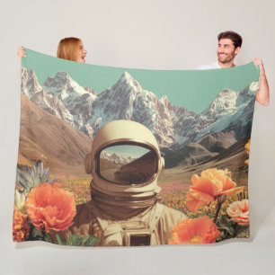 Couverture Polaire Astronaute surréaliste dans un champ de fleurs
