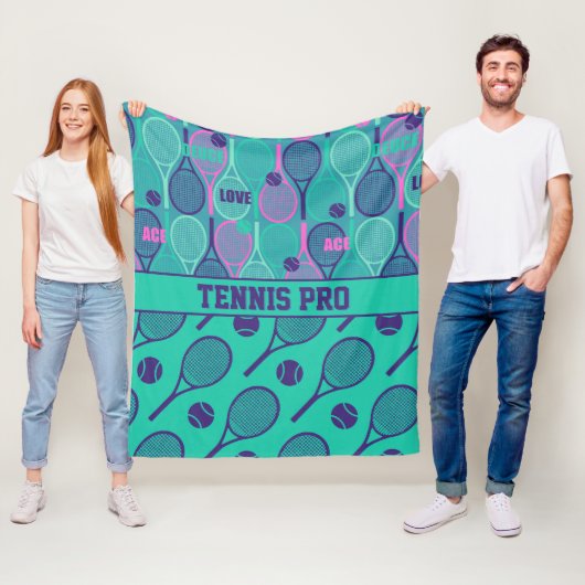 Couverture Polaire Avec le nom Minty et des raquettes de tennis viole (En situation)