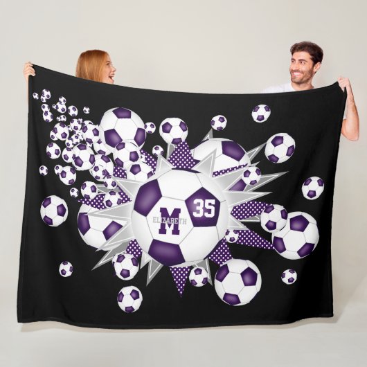 Couverture Polaire ballons de football blanc violet étoiles filles sa (En situation)