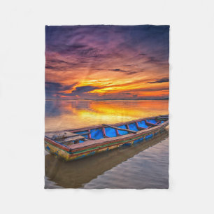 Couverture Polaire Bateau de pêche à la plage du lever de soleil