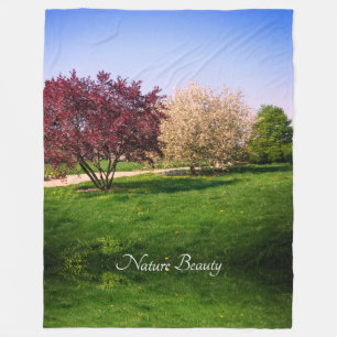 Couverture Polaire Beau paysage avec de grands arbres