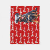 Couverture Polaire Beauceron sur rouge avec nom Chien de Noël (Devant)
