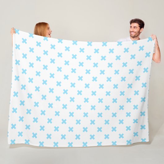 Couverture Polaire Bébé bleu croix coutures sur blanc (En situation)