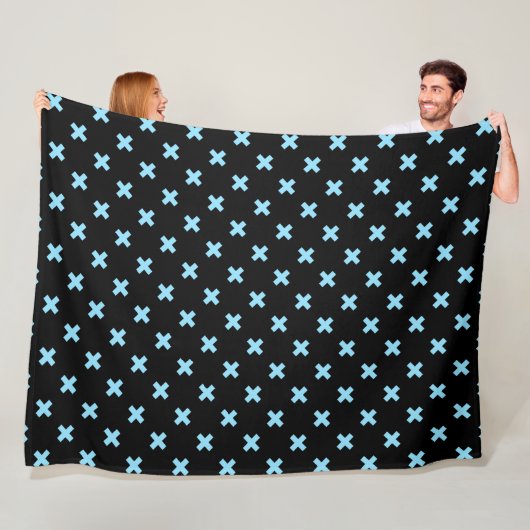 Couverture Polaire Bébé croix bleu coutures sur noir (En situation)