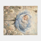 Couverture Polaire Bébé endormi dans une fleur bleue  (Devant (Horizontal))