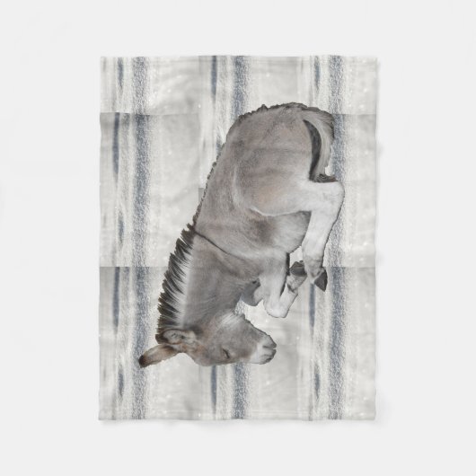 Couverture Polaire Bébé mignon âne poulain sur neige (Devant)