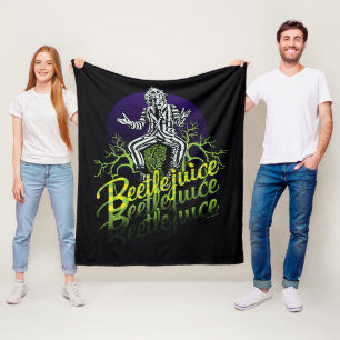 Couverture Polaire Beetlejus Assis sur une pierre tombale