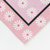 Couverture Polaire Belle marguerite blanche, rose chic, bordure noire (Coin)