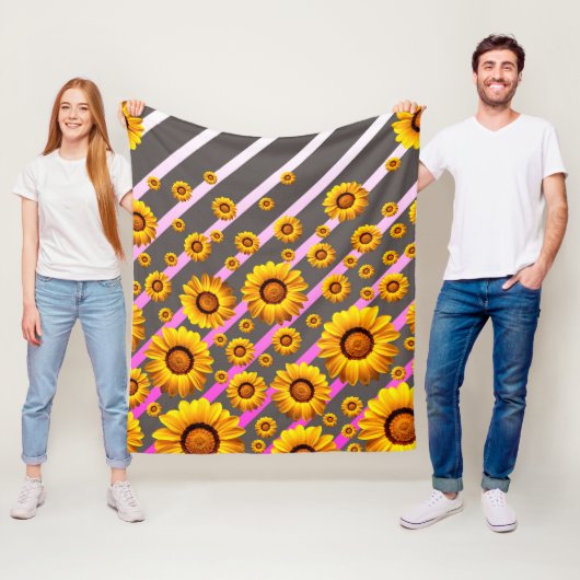Couverture Polaire Belles fleurs jaunes sur gris, rayures roses (En situation)